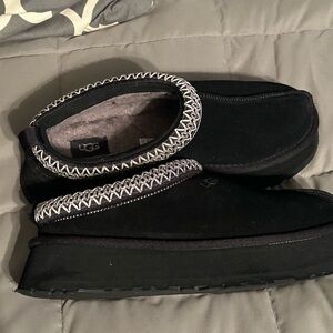 UGG platform slip on in black don’t wear anymore. Firm on the price.